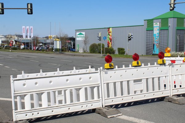 Am kommenden Freitag werden die Barken am Eingang vom Industriegebiet Sülterheide entfernt. Dann ist die Fahrt auf der B 239 zwischen Lage und Detmold wieder frei. 
 - © Sandra Castrup