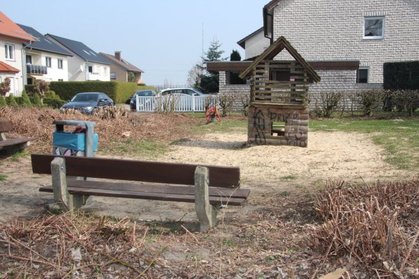 Schnittarbeiten sind auf dem Spielplatz in der Herderstraße bereits erfolgt. Das reicht aber bei Weitem nicht aus. - © Cordula Gröne