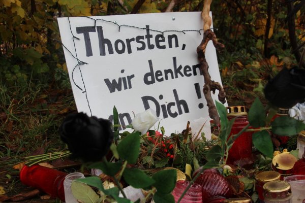 Kurz nach dem gewaltsamen Tod von Thorsten D. (47) wächst die Gedenkstelle am Tatort immer weiter. - © Janet König