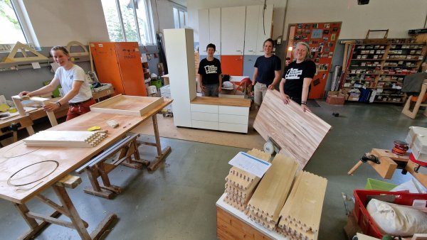 Ivonne Rögge, Marina Pede, Renate Karger und Gabriele Greven stehen in der Werkstatt der Tischlerei "Ungehobelt". - © Nadine Uphoff