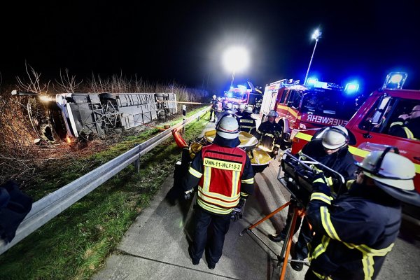 Bei einem Busunglück auf der Autobahn 44 in Nordrhein-Westfalen sind in der Nacht zu Freitag 22 Menschen verletzt worden. In dem Reisebus, der bei Werl aus noch ungeklärten Gründen von der Fahrbahn abkam und auf die Seite stürzte, saßen nach Angaben eines Polizeisprechers Schüler eines Berufskollegs aus Warburg. - © dpa