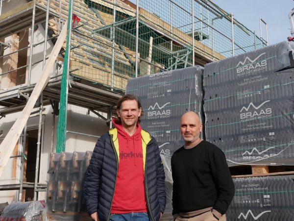 Hausbesitzer Kolja Dunkel (l.) und Energieberater Klaus Barkmann wollen innerhalb von gut einem Monat ein Haus in Bielefeld sanieren. - © Jemima Wittig
