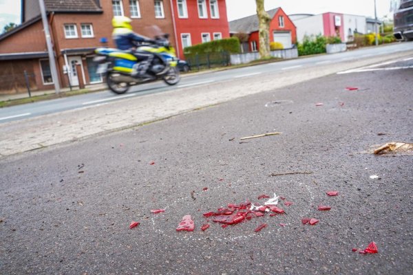 Am Tag nach dem tödlichen Unfall auf der Hamelner Straße in Lemgo sind noch deutliche Spuren auf der Straße zu sehen. - © Freitag TV