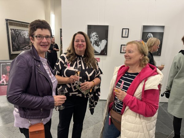 Die beeindruckten Besucherinnen Anke Wittmann (links) und Erika Gieselmann (rechts) im Gespräch mit Hauptorganisatorin Sabine Mirbach (Mitte). - © Sandra Castrup