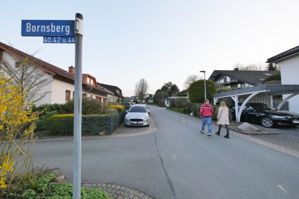 Links geht der Bornsberg ab, rechts der Holzhauser Berg. Die Anwohner beider Straßen hätten gerne eine Verkehrsberuhigung. Die des Holzhauser Bergs haben schon konkrete Vorschläge gemacht. Die Politik möchte gemeinsam mit den Anwohnern beider Straßen verschiedene Möglichkeiten besprechen. - © Jost Wolf