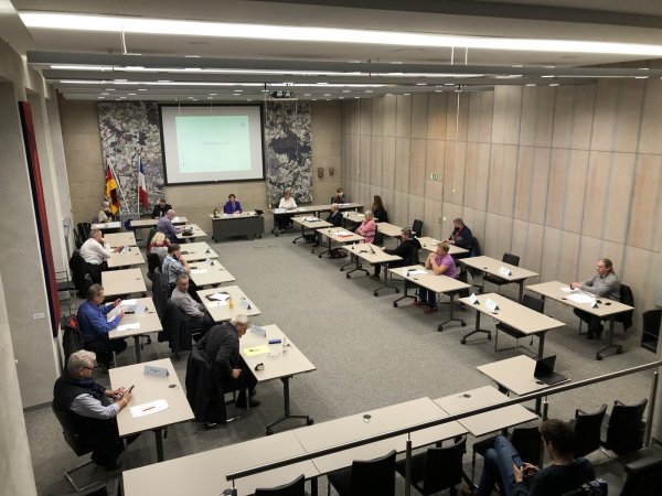Auf Initiative der CDU wird es künftig einen eigenen Wirtschaftsausschuss des Stadtrats geben. Das Thema ist bislang mit der Stadtentwicklung in einem Ausschuss verbunden, dessen Sitzung am Dienstag im Ratssaal das Foto zeigt. - © Till Brand