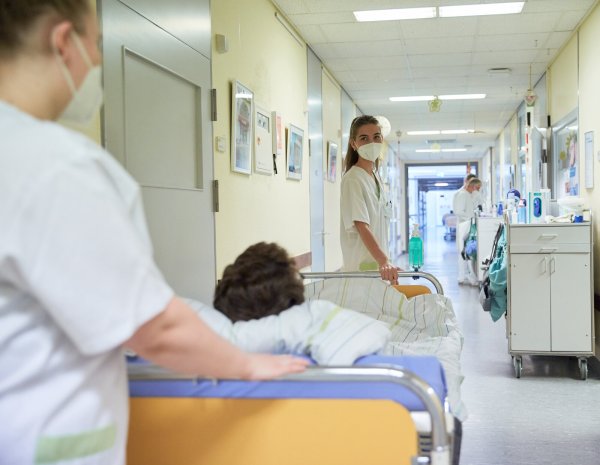 Die Pflegekräfte im Klinikum haben derzeit alle Hände voll zu tun. - © Klinikum Lippe