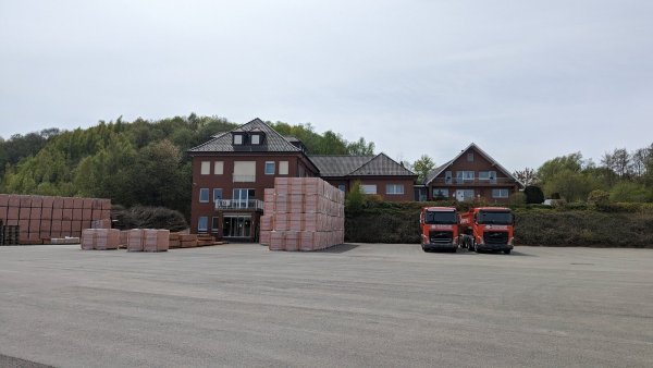 Ziegel werden in Hohenhausen nicht mehr hergestellt. In den Bürokomplex könnte bald ein Medizinisches Versorgungszentrum einziehen. - © Archivfoto: Gemeinde Kalletal