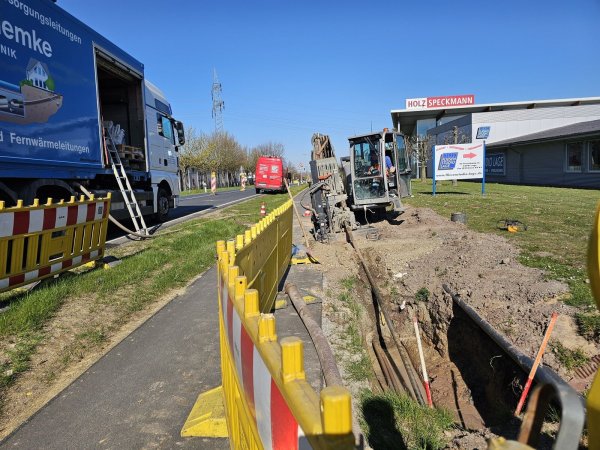 Der Radweg an der B 239 ist frei, aber der große Lkw steht auf der gesperrten Fahrbahn der Bundesstraße. Meter für Meter wird horizontal gebohrt, um die Leerrohre durchziehen zu können. Eines der drei wird für Glasfaser genutzt. - © Astrid Sewing