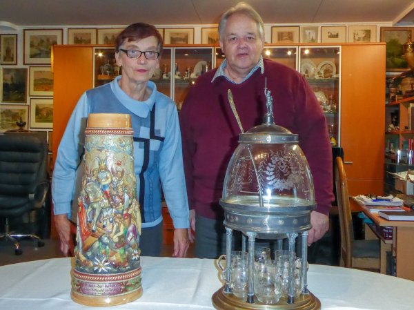 Brigitte und Wilfried Mellies präsentieren zwei neue Exponate ihrer Sammlung: einen Bierkrug aus dem frühen
20. Jahrhundert und eine Glasbowle mit Gläsern, die nach kunsthistorischer Einschätzung ein Unikat sein dürfte. - © Lippisches Landesmuseum