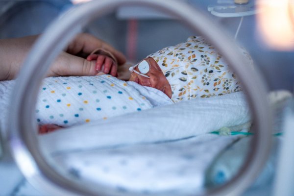 Extreme Frühchen sollen in OWL nach dem Willen des NRW-Gesundheitsministeriums künftig nicht mehr an fünf, sondern nur noch an drei Standorten versorgt werden dürfen. - © picture alliance/dpa