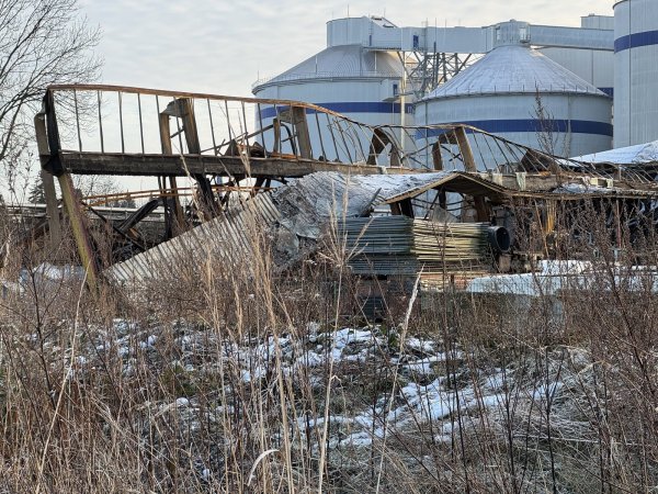 Teile der abgebrannten Lagerhalle an der Gasstraße. Das Feuer hat am späten Abend des 5. Januar viel zerstört. Im Hintergrund ist die Zuckerfabrik zu sehen. - © Sven Kienscherf