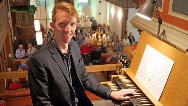 Ausklang des 17. Lippischen Orgelsommers in Bergkirchen. Leon Frederic Kleemeier brilliert an der Orgel. - © Thomas Krügler