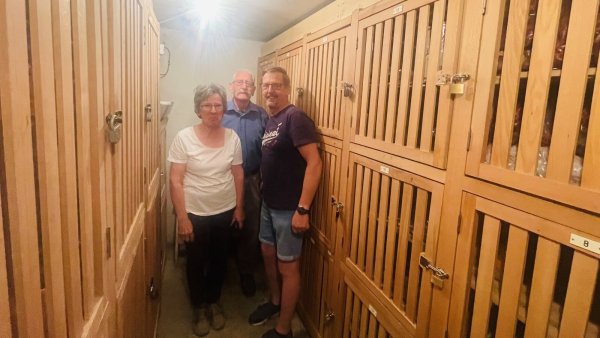 Beinahe wie Legebatterien wirken die Fächer hinterm Holz, die (von links) Angelika Tewesmeier, Walter Tölle und Klaus Föste präsentieren. Hinter den Holzverschlägen verbergen sich 100, 200 und 300 Liter Fassungsvermögen. - © Silke Buhrmester