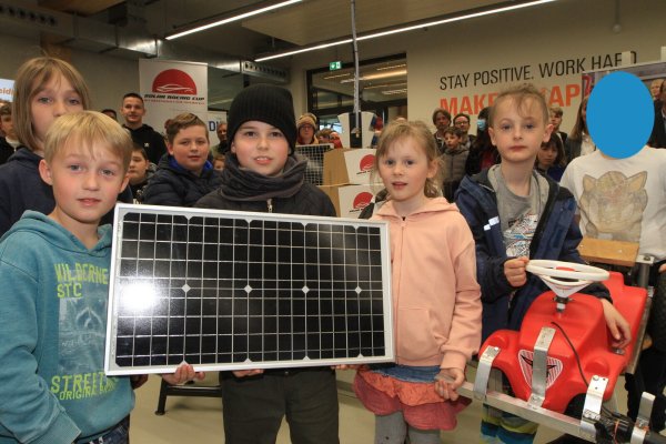 Kinder der Peter-Gläsel-Schule freuen sich auf den Bau des Solar-Bobbycars. - © Martin Hostert