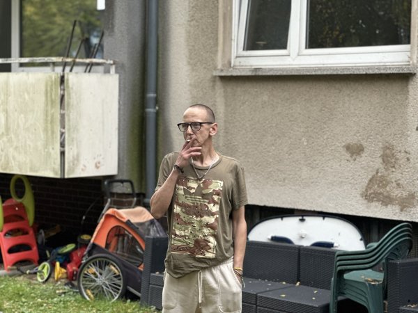 Das Haus am Petershäger Weg, direkt neben dem ehemaligen Schlachthof, hat schon bessere Tage gesehen. Vor dem Eingang liegen alte Sofas und kaputte Fahrräder, die Tür steht offen, die Briefkästen sind beschmiert. Doch im Inneren der Notunterkunft herrscht eine gewisse Ordnung. - © Maximilian Hampel