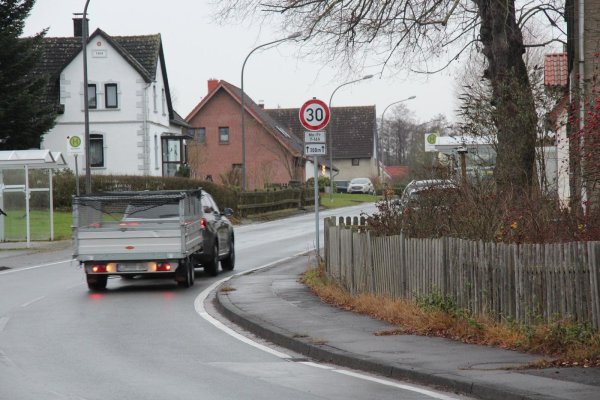 Kurz hinter dem Ortseingang von Mosebeck (in Fahrtrichtung Detmold) steht hinter einer Rechtskurve ein Tempo-30-Schild. - © Jana Beckmann