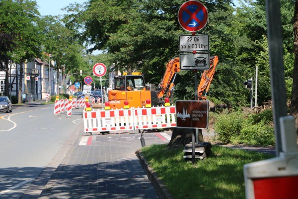 Gleich zwei Bagger machen sich zum Baustart am Rande der Hornschen Straße an die Arbeit. Das Foto entstand zum Baustellenstart am 23. Juni. - © Archivfoto: Yvonne Glandien
