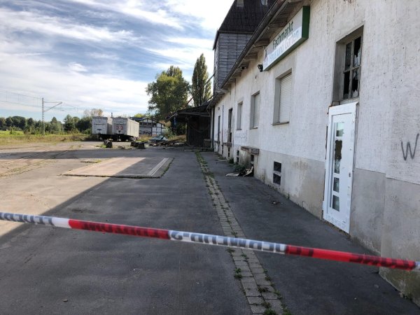Absperrband an der Ladestraße. Hier hatte am 20. September eine Lagerhalle gebrannt. - © Thomas Reineke