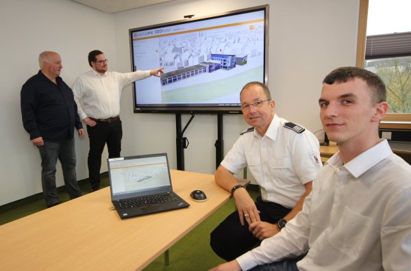 Stellen am Beispiel der Feuerwehr Lemgo die interaktive Karte der Leuchttürme vor: Falko Sieker, Christian Barth (beide Geodatenmanagement), Marcus Saueressig (Bevölkerungsschutz) und René Helms (Geodatenmanagement, von links). - © Kreis Lippe