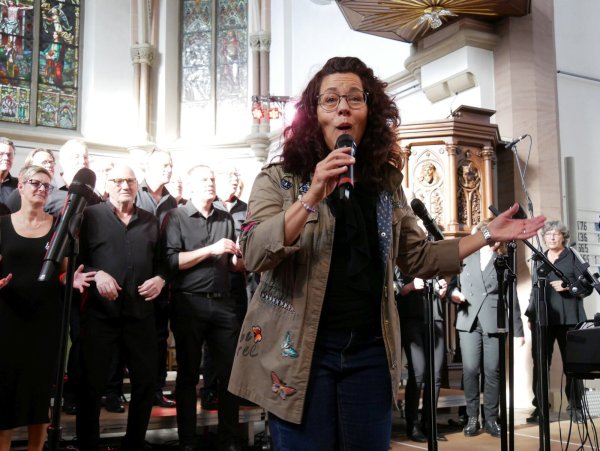 Beeindruckende Soloeinlage. Ulrike Wahren harmoniert mit „GospelX“ unter Leitung von Peter Stolle. - © Thomas Krügler
