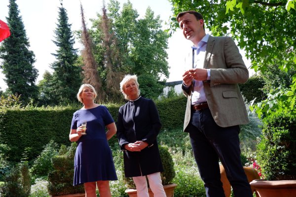 Simone (links) und Friederike Strate im Gespräch mit Generalsekretär Paul Ziemiak. - © Lorraine Brinkmann
