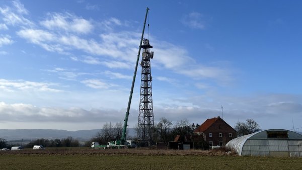 Mit Hilfe eines großen Krans ist in dieser Woche an dem Richtfunkmast auf der Kuppe des Apenbergs gearbeitet worden. - © Jana Beckmann