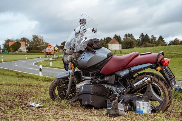 Das verunglückte Motorrad, im Hintergrund wartet der Rettungshubschrauber Christoph 4. - © Freitag TV