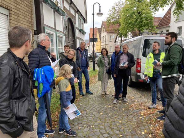 An der Kreuzung Pfuhlstraße/Wallstraße bemängeln die Mitgehenden beim Fußverkehrs-Check in Horn unter anderem die unübersichtliche Verkehrsfläche. - © Cordula Gröne