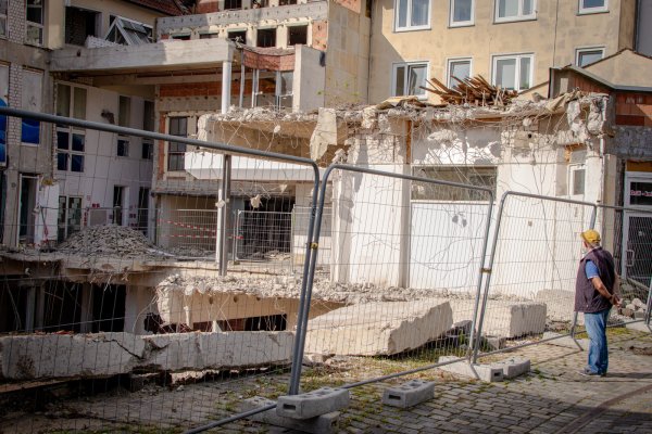Die Reste der Galerie Hornsches Tor gleichen einem Puppenhaus. Während die Front an der Hornschen Straße noch steht, ist die Rückseite des Gebäudes bereits abgetragen. In den angrenzenden Wohnungen vibrieren Tag für Tag die Wände. - © Raphael Bartling