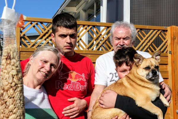 Die Pflegefamilie vereint: (von links) Mutter Kornelia, Eugen (24), Vater Detlef und der zwölfjährige Timmi (Name geändert), der sich auf Wunsch der leiblichen Mutter extra ein wenig hinter dem Familienhund versteckt. - © Janet König