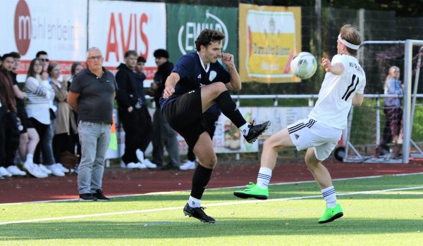 Einen Schritt zu spät kommt der Postler Vladyslav Kozlovskyi gegen seinen Gegenspieler von der SG Hiddesen-Heidenoldendorf, Dorian Fries. - © Oliver König