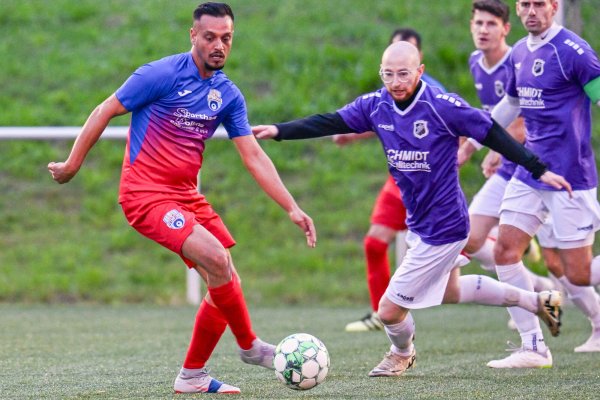 Faire Duelle: Die Wege von Erduan Sabani vom FC Cavo Lage (links) und dem Pivitsheider Aslanbek Nuraev kreuzten sich immer wieder. In dieser Szene behält Sabani die Oberhand. - © Egon Penner