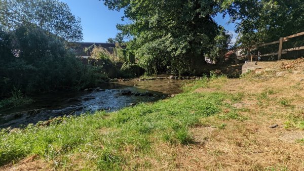 Die Osterkalle fließt idyllisch durch Langenholzhausen. Bei Starkregen könnte sie allerdings große Schäden anrichten. Dagegen möchte sich die Gemeinde rüsten. - © Gemeinde Kalletal
