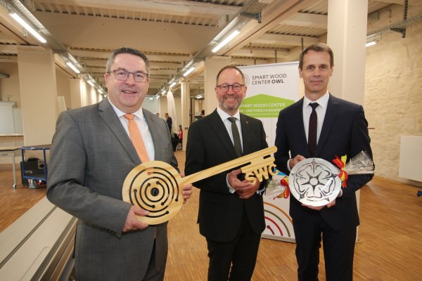 (von links) Landrat Dr. Axel Lehmann, Jörg Düning-Gast, Verbandsvorsteher Landesverband Lippe, und Dr. Martin Berges, Staatssekretär im Ministerium für Landwirtschaft und Verbraucherschutz des Landes Nordrhein-Westfalen, freuen sich über die Eröffnung des Gewerbezentrums Smart Wood OWL in Lemgo. - © Kreis Lippe