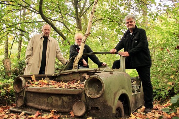 Die Autoren Uwe Voehl (links) und Cornelia Müller-Hisje freuen sich
gemeinsam mit UWZ-Geschäftsführer Ulrich Kaminksy auf die literarische
Gruselnacht vor schauriger Kulisse der Heerser Mühle. - © Heidi Stork