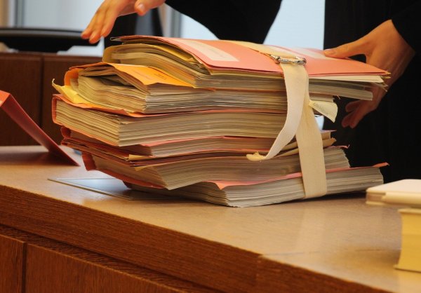 Ähnlich dick, wie in diesem verhandelten Strafverfahren vor dem Landgericht, könnten die Akten sein, die die Wirtschaftskammer vom Fall rund um die angeklagte Anwältin vorliegen hat. - © Janet König