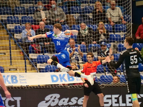 Der Entscheider: Lukas Zerbe ließ sich in der Schlussphase nicht beirren und erzielte zum 22:20 und 24:22 entscheidende Treffer. - © Jörg Hagemann