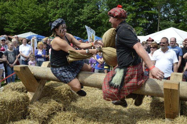 Wer fällt zuerst? Diese Frage stellt sich in dieser Disziplin der Lüerdisser "Highland Games". - © VfL Lüerdissen