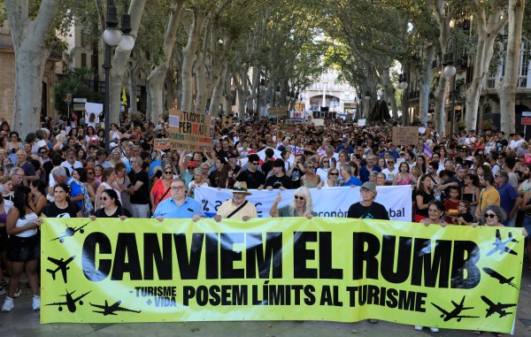 Demonstration gegen den Massentourismus auf Mallorca. Aufgerufen zu der Kundgebung hatte die Organisation "Weniger Tourismus, mehr Leben". - © (c) Copyright 2024, dpa (www.dpa.de). Alle Rechte vorbehalten