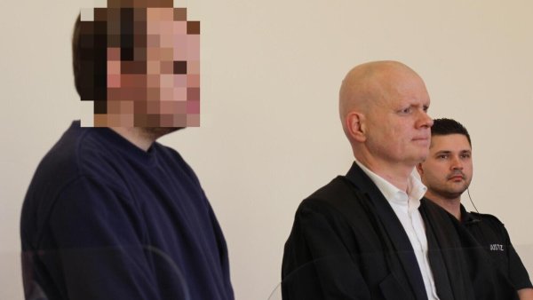 Verteidiger Jerrit Schöll (Mitte) mit seinem Mandanten. Zum ersten Mal trägt der Angeklagte keinen Mund-Nasenschutz im Gerichtssaal. - © Janet König