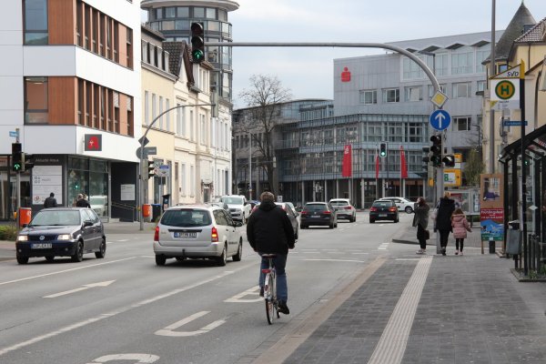 Die Grünen setzen sich für eine Verkehrswende in der Residenzstadt Detmold ein. Besonders auf der Paulinenstraße sind jeden Tag tausende Kraftfahrzeuge unterwegs, es kommt oft zu Staus. - © Archivfoto: Jana Beckmann