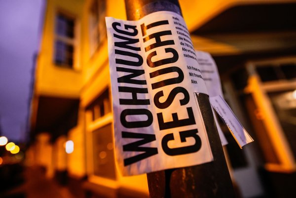 Die Mieten werden in NRW künftig in 57 Kommunen mit angespanntem Wohnungsmarkt begrenzt. - © Oliver Berg/dpa