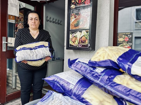 Gülbahar Kozan vom "Luttergrill" räumt die aufgetaute Ware aus dem Imbiss. - © Stefan Becker