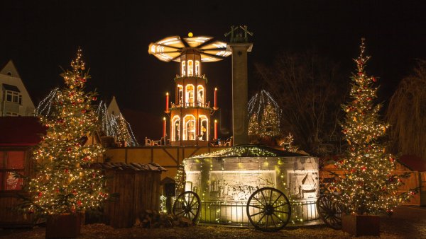 Die zwölf Meter hohe Weihnachtspyramide dreht sich ab dem 27. November wieder auf dem Salzhof. - © Vera