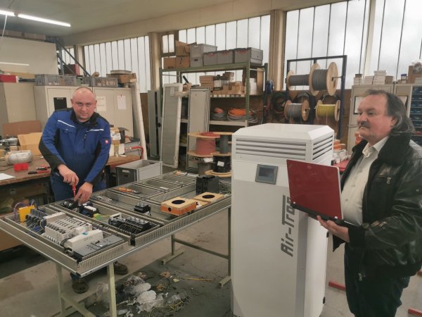 Sie haben ein Patent auf ihre Filtertechnologie angemeldet und wollen mit den Luftreinigern in Serie gehen. Das Projekt haben Unternehmer Volker Schrage (rechts) und sein  Produktionsleiter Sergej Eckstein aus der Not heraus initiiert. - © Sylvia Frevert