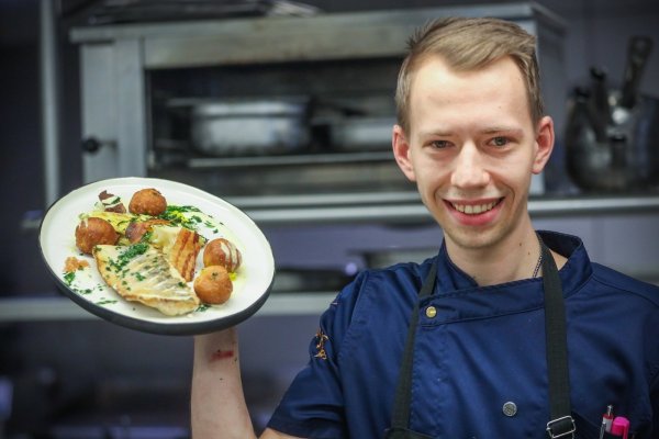 Sous Chef Dominic Wagener serviert leckeren Zander mit Chinakohl und Kartoffel-Krapfen.  - © Sarah Jonek