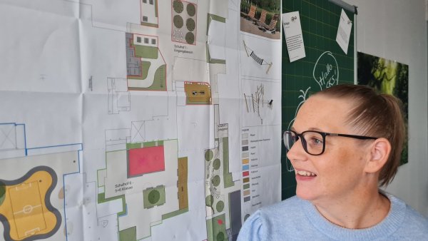 Das ist ein Herzenswunsch: Schulleiterin Monika Precker wünscht sich, dass die Neugestaltung des Schulhofes für die Sekundarschule möglichst schnell vonstatten geht. Immerhin hat sie schon mal einen Plan in ihrem Büro hängen. - © Marianne Schwarzer