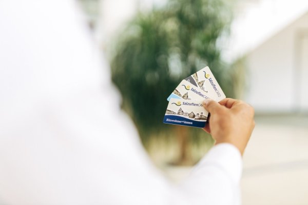 Mit der SalzuflenCARD gibt es kostenlosen Eintritt in den Kurpark. - © Stadt Bad Salzuflen