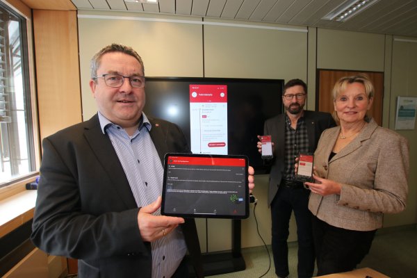 Landrat Dr. Axel Lehmann (von links), KVG-Geschäftsführer Achim Oberwöhrmeier und Dr. Ute Röder, Verwaltungsvorständin beim Kreis Lippe, freuen sich über die
neuen Funktionen in der Lippemobil-App. - © Kreis Lippe